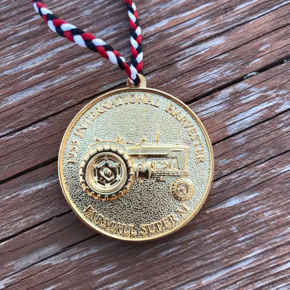 Ertl The Farmall Super M Precision Series #8 medallion - Picture 1 of 2